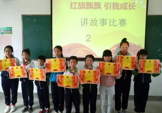 全慧珍首度露面，面容憔悴目光迟钝，儿子手捧遗像眼中含泪
